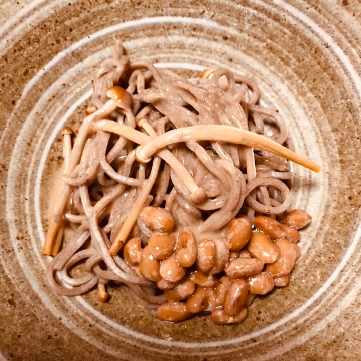 ブラウンえのきの納豆蕎麦